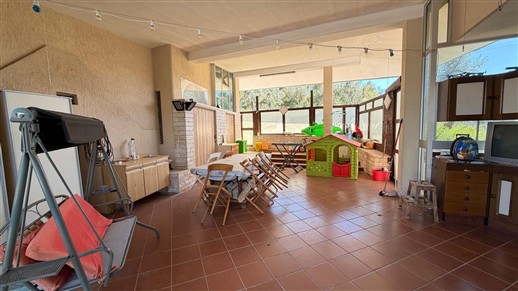 Villetta Con Trullo e Deposito in Zona Collinare